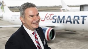 Estuardo-Ortiz-CEO-da-JetSMART-com-o-A320-da-Airbus