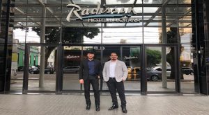 Leonardo-Rodrigues-gerente-geral-do-Radisson-Hotel-Belem-a-esq.-com-Luciano-Alfaia.