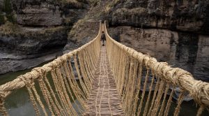 Turista en el puente inca de Q’eswachaka